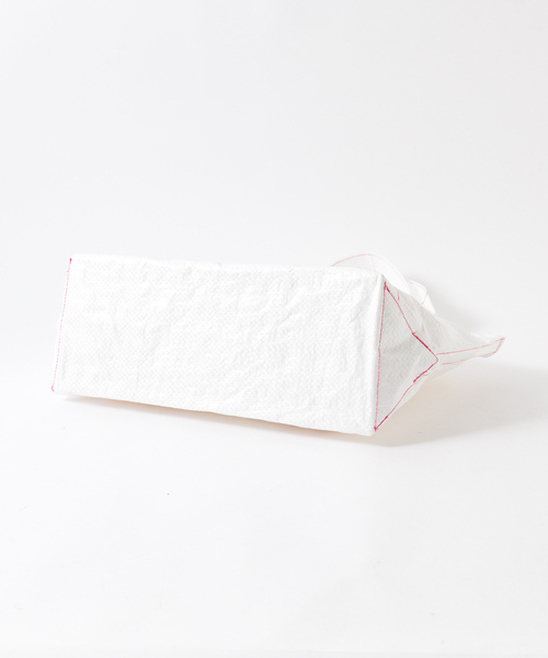 ABAHOUSE（アバハウス）の「【THAILAND MADE／タイランド メイド】チャーム付きトートバッグM/セメントバッグ/ユニセックス/TH-25-BG-02（トートバッグ・メンズ・ホワイト・フリー）」の4枚目の写真