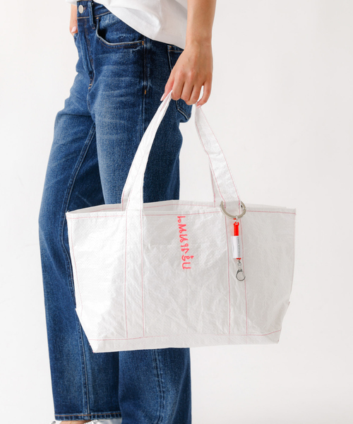 ABAHOUSE（アバハウス）の「【THAILAND MADE／タイランド メイド】チャーム付きトートバッグM/セメントバッグ/ユニセックス/TH-25-BG-02（トートバッグ・メンズ・ホワイト・フリー）」の2枚目の写真