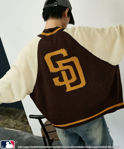 MLB（メジャーリーグベースボール）の「MLB/メジャーリーグベースボール 別注 ZIP KNIT CARDIGANT/ジップニットカーディガン(限定展開)（カーディガン/ボレロ・メンズ・ネイビー/ブラック/ブラウン・LARGE/MEDIUM/SMALL）」の2枚目の写真