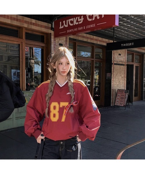 Ritzy(リッツィー)の「Ⅴネック 胸元プリント 運動型スウェット(スウェット・レディース・ブルー/レッド・FREE)」の2枚目の写真