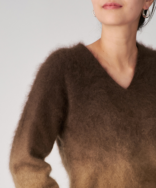 enrica(エンリカ)の「ENRICA エンリカ Vネックプルオーバー Gradation KNIT241(ニット/セーター・レディース・キャメル・FREE)」の4枚目の写真