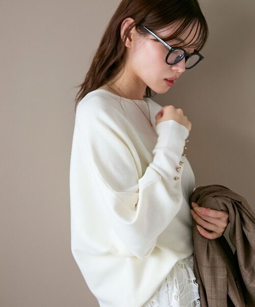 le.coeur blanc(ルクールブラン)の「《手洗い可能》ジュエリーボタンスリーブニット(ニット/セーター・レディース・アイボリー/グレー/レッド系その他/ダークブラウン/ライトグレー/ブラック/イエロー・38)」の11枚目の写真