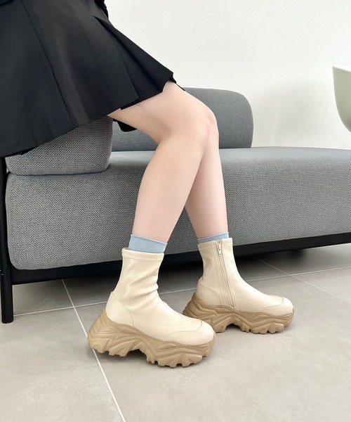 MISCH MASCH(ミッシュマッシュ)の「軽量 厚底 スニーカーソール ショートブーツ 41412(ブーツ・レディース・ブラック/ホワイト/レッド・LL/L/M/S)」の2枚目の写真