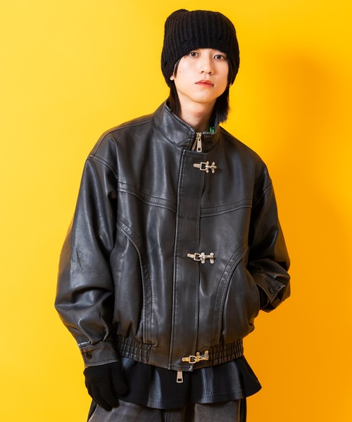 a.p.o.v.(エーピーオービー)の「a.p.o.v. メタルファイヤーマンフックヴィンテージテイスト合成皮革オーバーサイズブルゾンジャケット(ブルゾン・メンズ・ブラウン/ブラック・ONESIZE)」の1枚目の写真