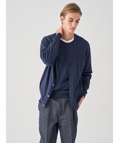 JOHN SMEDLEY（ジョンスメドレー）の「Ｖネック長袖ニットカーディガン（カーディガン/ボレロ・メンズ・ブルー系その他4/ブラウン系その他/グレー系その他/ブラック/チャコールグレー/グレー/ブルー系その他/オレンジ/ダークグレー/レッド系その他/グリーン/ダークネイビー・L/M/S/XL）」の21枚目の写真