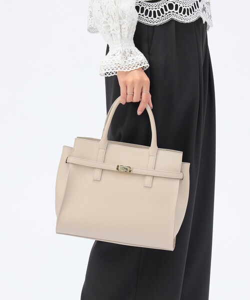 BEAMS HEART(ビームスハート)の「【2WAY】ベルト 金具 バッグ(ショルダーバッグ・レディース・グレー/ベージュ・ONE SIZE)」の2枚目の写真