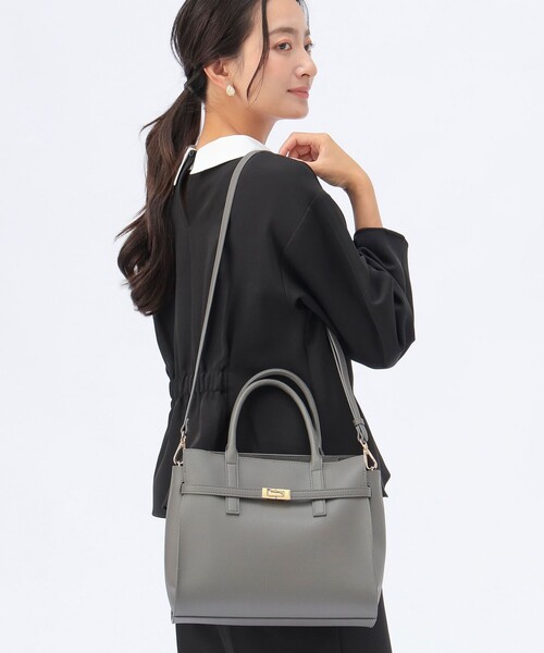 BEAMS HEART(ビームスハート)の「【2WAY】ベルト 金具 バッグ(ショルダーバッグ・レディース・グレー/ベージュ・ONE SIZE)」の1枚目の写真