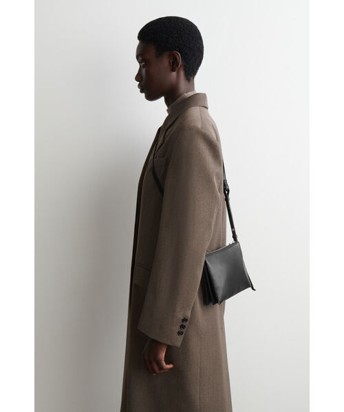 cos ダークブラウン クロスボディバッグ TROVEクロスボディバッグ - レザー（ショルダーバッグ）｜COS（コス