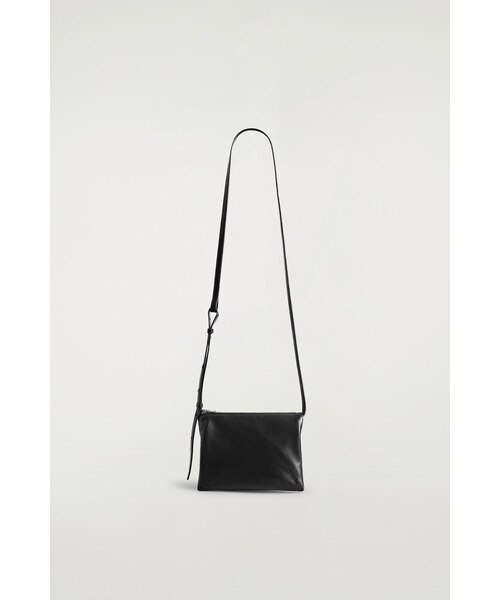 COS（コス）の「TROVEクロスボディバッグ - レザー（ショルダーバッグ・レディース・ブラック/ボルドー・ONE SIZE）」の4枚目の写真