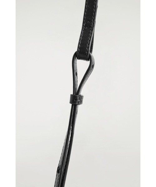 COS（コス）の「TROVEクロスボディバッグ - レザー（ショルダーバッグ・レディース・ブラック/ボルドー・ONE SIZE）」の9枚目の写真