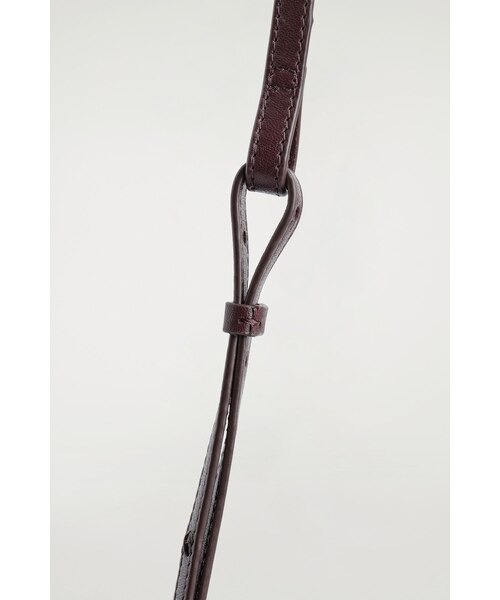 cos ダークブラウン クロスボディバッグ CURVED CROSSBODY BAG - SUEDE クロスボディバッグ（スエード） ダーク