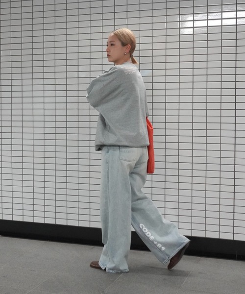 TEEN BOOP（ティーンブープ）の「プリントルーズストレートデニム（デニムパンツ・レディース・ブルー・MEDIUM/SMALL）」の4枚目の写真