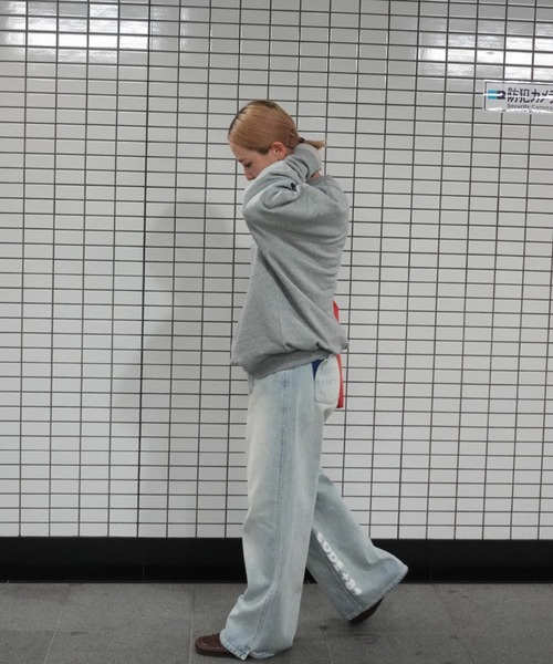 TEEN BOOP（ティーンブープ）の「プリントルーズストレートデニム（デニムパンツ・レディース・ブルー・MEDIUM/SMALL）」の5枚目の写真