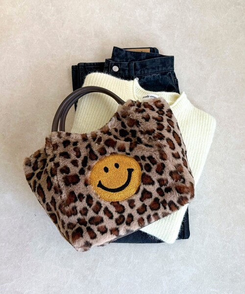 fredy emue（フレディエミュ）の「SMILY刺繍ファートートバッグ（トートバッグ・レディース・アイボリー/ブラウン系その他・FREE）」の2枚目の写真