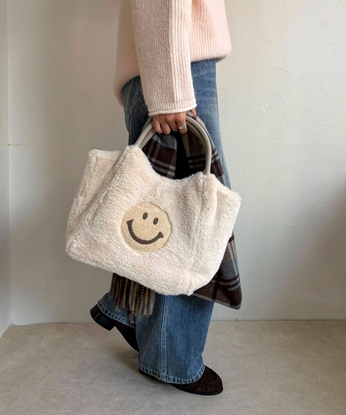 fredy emue（フレディエミュ）の「SMILY刺繍ファートートバッグ（トートバッグ・レディース・アイボリー/ブラウン系その他・FREE）」の4枚目の写真