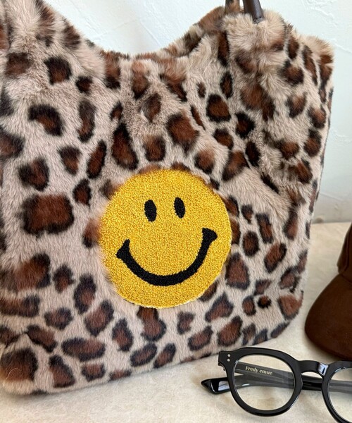 fredy emue（フレディエミュ）の「SMILY刺繍ファートートバッグ（トートバッグ・レディース・アイボリー/ブラウン系その他・FREE）」の6枚目の写真
