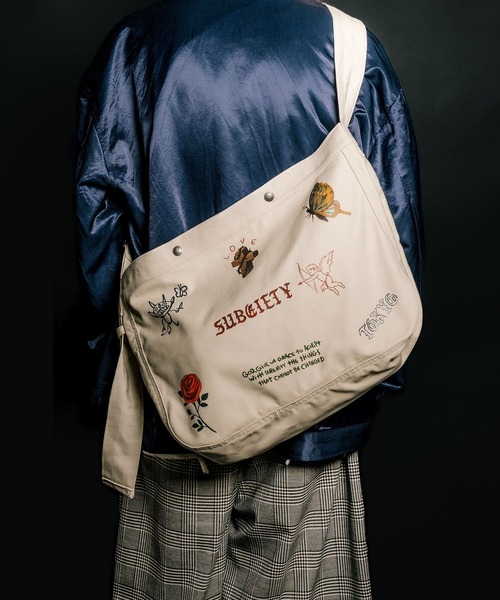 Subciety（サブサエティ）の「Memorial newspaper bag（ショルダーバッグ・メンズ・ブラック/オフホワイト・FREE）」の2枚目の写真