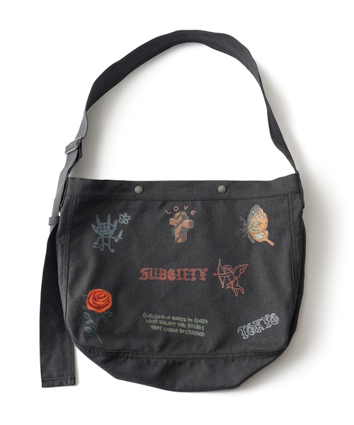 Subciety（サブサエティ）の「Memorial newspaper bag（ショルダーバッグ・メンズ・ブラック/オフホワイト・FREE）」の4枚目の写真
