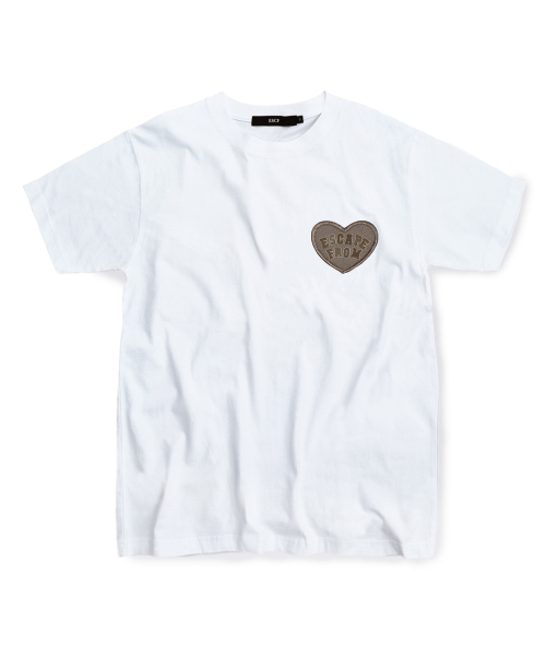 ESCAPEFROM(エスケープフロム)の「ベージュハートパッチTシャツホワイト(Tシャツ/カットソー・レディース・その他・MEDIUM/LARGE/SMALL)」の1枚目の写真