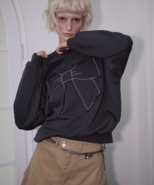 ROSEFRANTZ（ロゼフランツ）の「Patch Ribbon Sweatshirt [Charcoal]（スウェット・レディース・チャコールグレー・OS）」の8枚目の写真