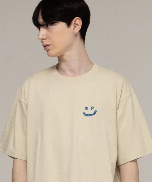 GRAVER（グレーバー）の「[ユニセックス]スモールマルチフラワードローイングスマイル半袖Tシャツ_サンドベージュ（Tシャツ/カットソー・レディース・ベージュ・MEDIUM/LARGE/X-LARGE/SMALL）」の2枚目の写真