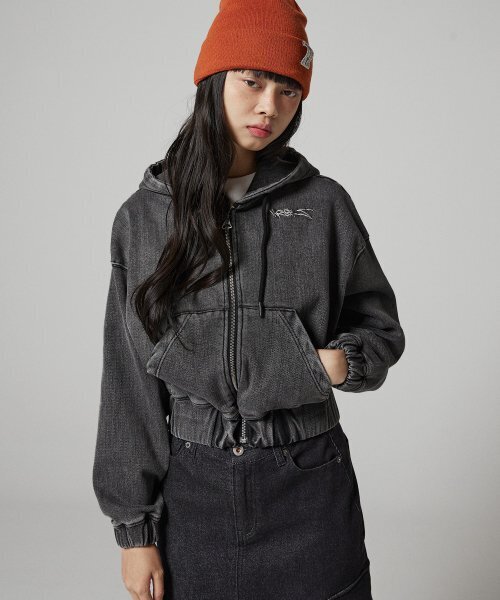 MAGOODGAN(メックウッドガン)の「カルド3206 裏起毛デニム アプリケ刺繍 クロップ ブラック フードジップアップ(パーカー・レディース・その他・MEDIUM/SMALL)」の2枚目の写真