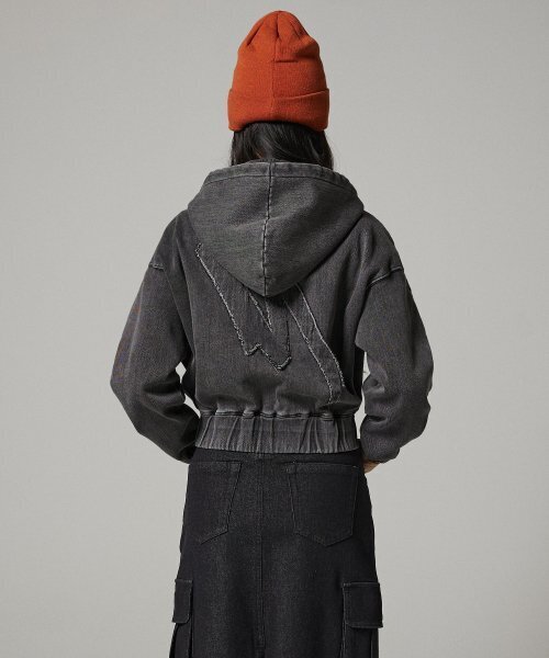 MAGOODGAN(メックウッドガン)の「カルド3206 裏起毛デニム アプリケ刺繍 クロップ ブラック フードジップアップ(パーカー・レディース・その他・MEDIUM/SMALL)」の4枚目の写真