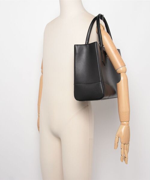 Vivienne Westwood MAN（ヴィヴィアンウエストウッドマン）の「CUTIVE LEATHER SQUARE TOTE M（トートバッグ・メンズ・ブラック・FREE）」の5枚目の写真