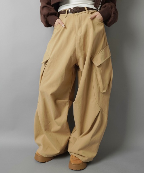 SPINNS（スピンズ）の「立体シルエットで差がつく！ベルト付きカーゴバルーンパンツ（その他パンツ・レディース・カーキ/ブラック/ベージュ・ONESIZE）」の2枚目の写真