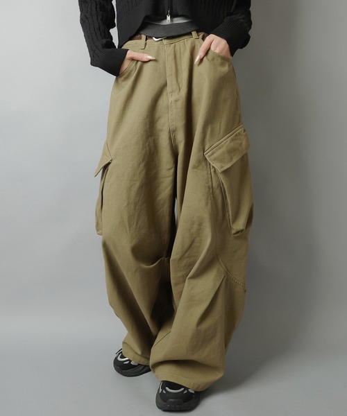 SPINNS（スピンズ）の「立体シルエットで差がつく！ベルト付きカーゴバルーンパンツ（その他パンツ・レディース・カーキ/ブラック/ベージュ・ONESIZE）」の4枚目の写真