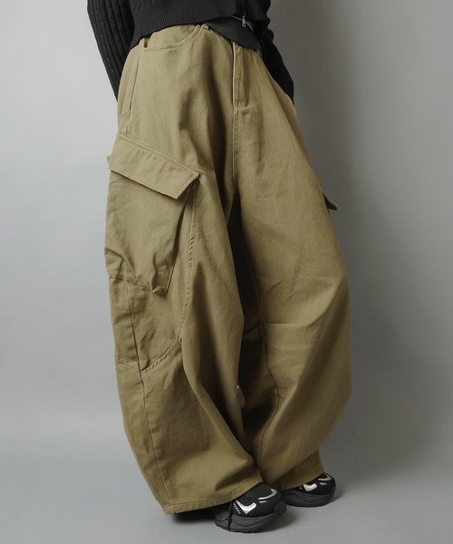 SPINNS（スピンズ）の「立体シルエットで差がつく！ベルト付きカーゴバルーンパンツ（その他パンツ・レディース・カーキ/ブラック/ベージュ・ONESIZE）」の8枚目の写真