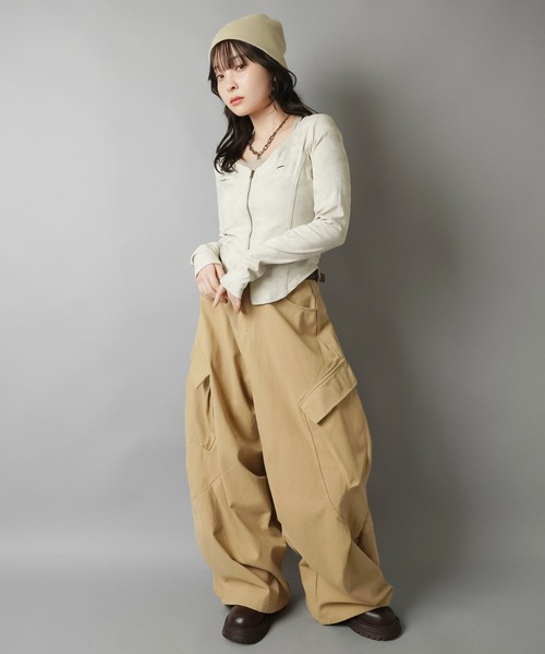 SPINNS(スピンズ)の「立体シルエットで差がつく!ベルト付きカーゴバルーンパンツ(その他パンツ・レディース・カーキ/ブラック/ベージュ・ONESIZE)」の7枚目の写真