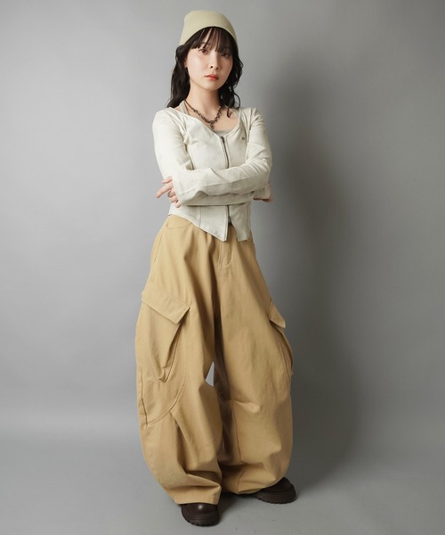 SPINNS(スピンズ)の「立体シルエットで差がつく!ベルト付きカーゴバルーンパンツ(その他パンツ・レディース・カーキ/ブラック/ベージュ・ONESIZE)」の8枚目の写真