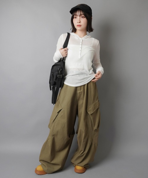 SPINNS(スピンズ)の「立体シルエットで差がつく!ベルト付きカーゴバルーンパンツ(その他パンツ・レディース・カーキ/ブラック/ベージュ・ONESIZE)」の5枚目の写真