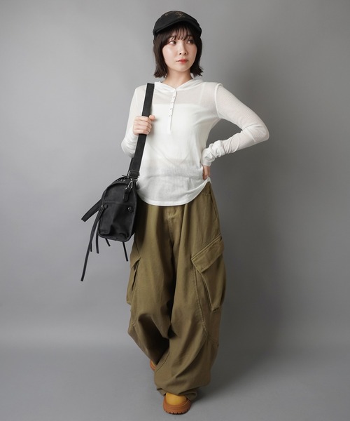 SPINNS(スピンズ)の「立体シルエットで差がつく!ベルト付きカーゴバルーンパンツ(その他パンツ・レディース・カーキ/ブラック/ベージュ・ONESIZE)」の6枚目の写真