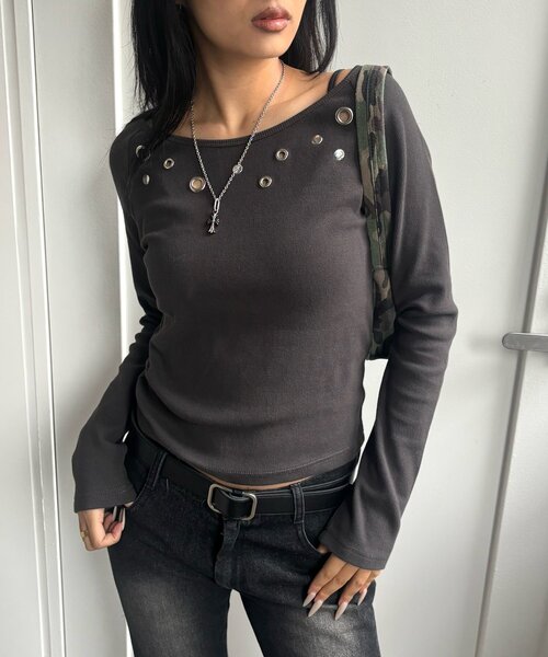 WHO'S WHO gallery(フーズフーギャラリー)の「アイレットオフショルトップス(Tシャツ/カットソー・レディース・ブラック/ホワイト/チャコールグレー/レッド/ネイビー/グレー・FREE)」の3枚目の写真