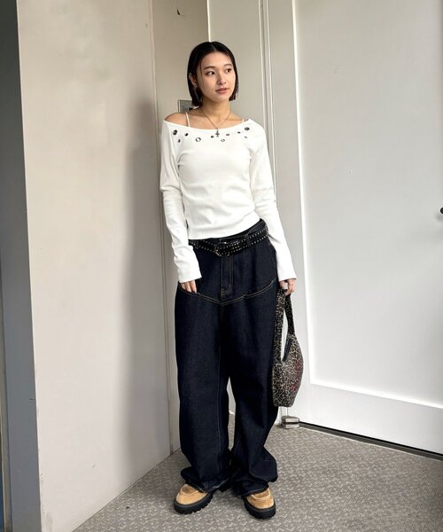 WHO'S WHO gallery(フーズフーギャラリー)の「アイレットオフショルトップス(Tシャツ/カットソー・レディース・ブラック/ホワイト/チャコールグレー/レッド/ネイビー/グレー・FREE)」の22枚目の写真
