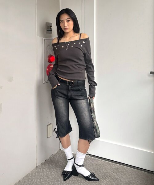 WHO'S WHO gallery(フーズフーギャラリー)の「アイレットオフショルトップス(Tシャツ/カットソー・レディース・ブラック/ホワイト/チャコールグレー/レッド/ネイビー/グレー・FREE)」の7枚目の写真