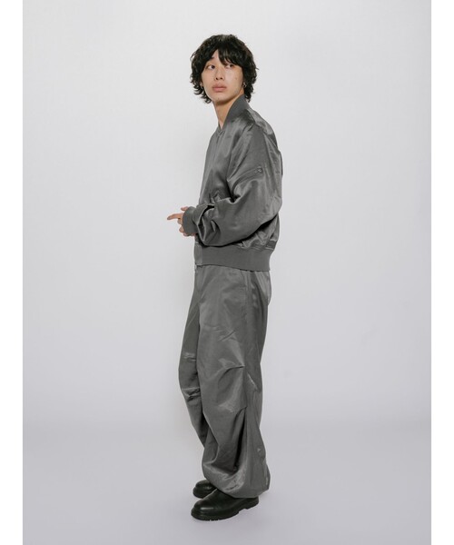 MIDIUMISOLID(ミディウミソリッド)の「MIDIUMISOLID Men’s ブリーチサテンパラシュートパンツ(その他パンツ・メンズ・ブラック/カーキ・48)」の8枚目の写真
