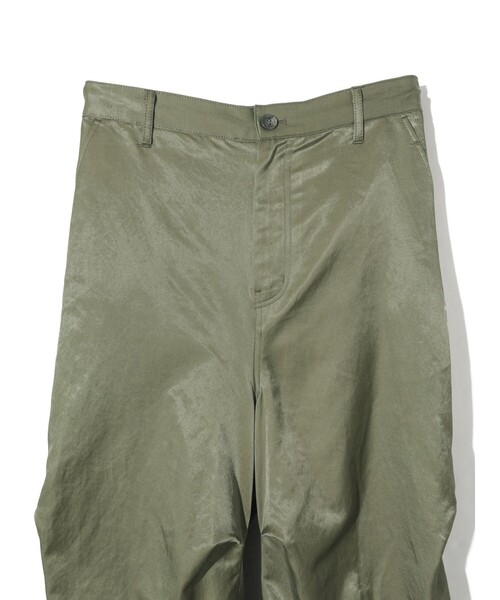 MIDIUMISOLID(ミディウミソリッド)の「MIDIUMISOLID Men’s ブリーチサテンパラシュートパンツ(その他パンツ・メンズ・ブラック/カーキ・48)」の14枚目の写真