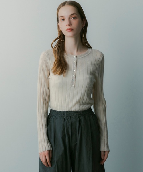 SERENO(セレーノ)の「ヘンリーネックトップス(Tシャツ/カットソー・レディース・ライトグレー/ベージュ・ONESIZE)」の1枚目の写真