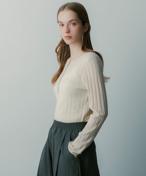 SERENO(セレーノ)の「ヘンリーネックトップス(Tシャツ/カットソー・レディース・ライトグレー/ベージュ・ONESIZE)」の9枚目の写真
