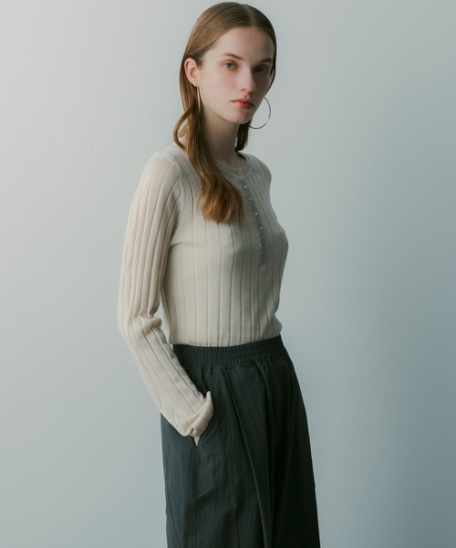 SERENO(セレーノ)の「ヘンリーネックトップス(Tシャツ/カットソー・レディース・ライトグレー/ベージュ・ONESIZE)」の12枚目の写真