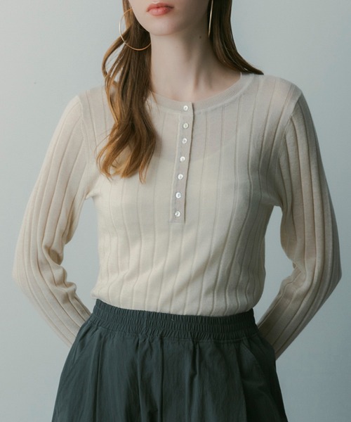 SERENO(セレーノ)の「ヘンリーネックトップス(Tシャツ/カットソー・レディース・ライトグレー/ベージュ・ONESIZE)」の13枚目の写真