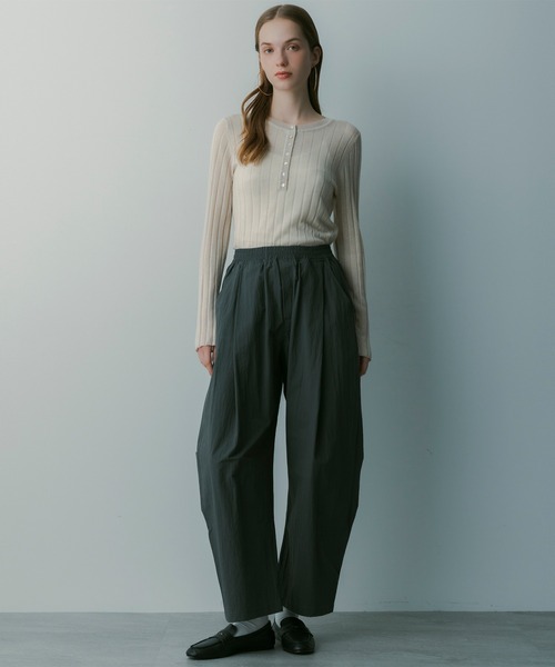 SERENO(セレーノ)の「ヘンリーネックトップス(Tシャツ/カットソー・レディース・ライトグレー/ベージュ・ONESIZE)」の3枚目の写真