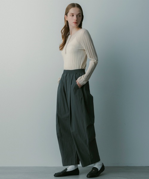 SERENO(セレーノ)の「ヘンリーネックトップス(Tシャツ/カットソー・レディース・ライトグレー/ベージュ・ONESIZE)」の4枚目の写真