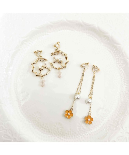tone(トーン)の「【88eighty-eight】ピンク桜&アンティーク小鳥イヤリング2点セット【import】(MA)(イヤリング・レディース・ゴールド・FREE)」の1枚目の写真
