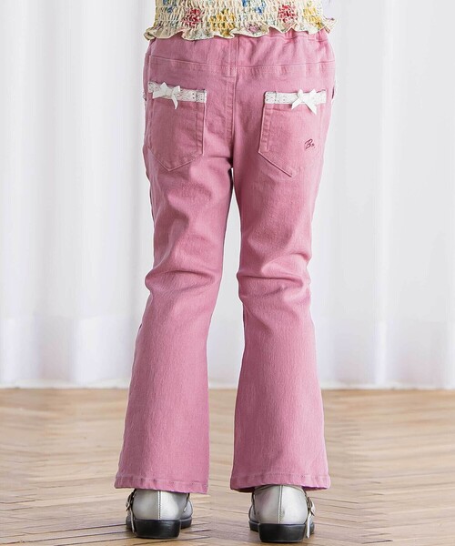 BeBe（ベベ）の「ジョグデニムフレアロングパンツ（デニムパンツ・キッズ・ピンク/ブルー・140cm/130cm/150cm/120cm/110cm）」の2枚目の写真