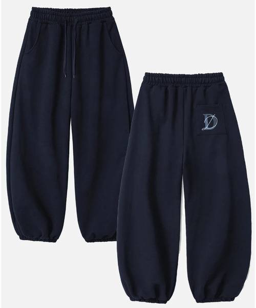 DEVELOVE(デヴローブ)の「クラシック刺繍ロゴワイドジョガーパンツ_ネイビー(スウェットパンツ・メンズ・ネイビー・L/XL/M)」の1枚目の写真