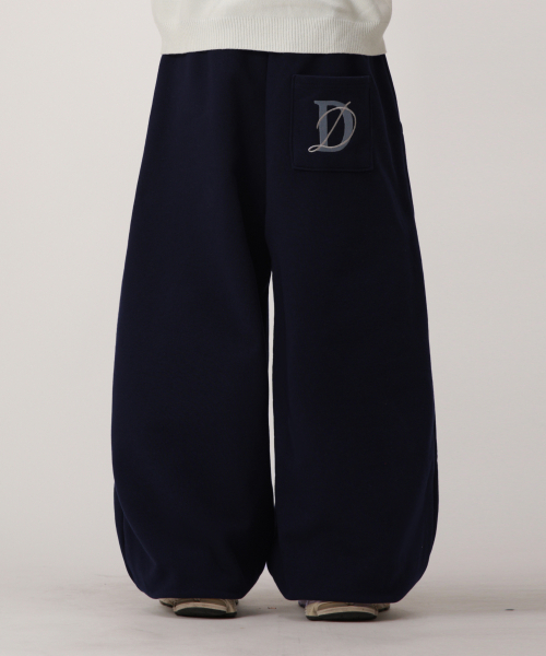 DEVELOVE(デヴローブ)の「クラシック刺繍ロゴワイドジョガーパンツ_ネイビー(スウェットパンツ・メンズ・ネイビー・L/XL/M)」の2枚目の写真